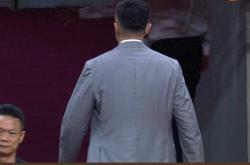 哪里下载世界杯买球app -謎(mí)底揭开！杜锋G1赛后为什么赶紧跑回更(gèng)衣(yī)室？球迷点評(píng)一针见血