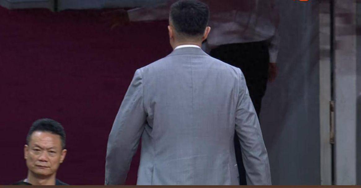 谜底揭开！杜锋G1赛后为什么赶紧跑回更衣室？球迷点评一针见血