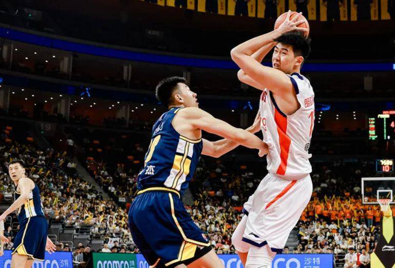 谜底揭开！杜锋G1赛后为什么赶紧跑回更衣室？球迷点评一针见血